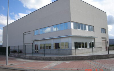 Se alquila nave de 626 m2 con almacén y oficinas